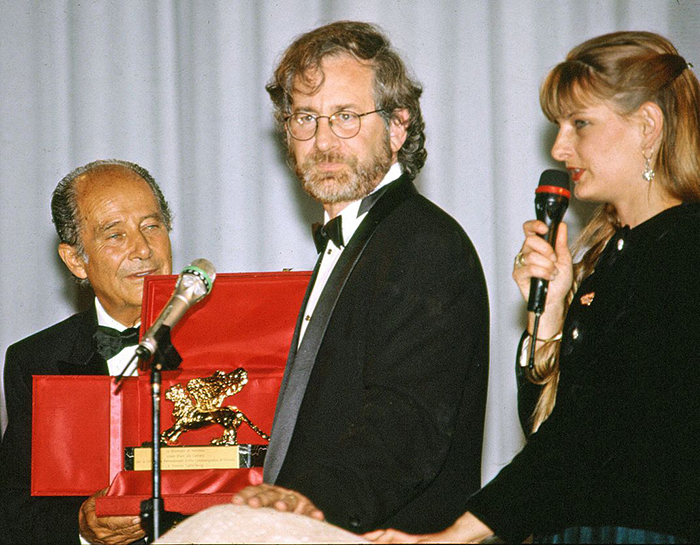 Стивен Спилберг получает Золотого льва, высшую награду Венецианского кинофестиваля в 1993 году. / Фото: Wikimedia Commons
