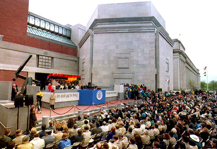 22 апреля 1993 года более 10 000 человек собрались на церемонии открытия Мемориального музея Холокоста в США, чтобы наблюдать за зажжением Вечного огня. / Фото: Getty Images