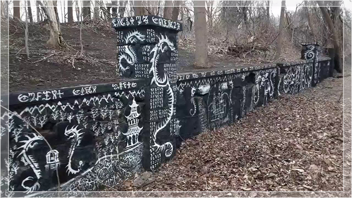 Забор общины разрисован граффити.