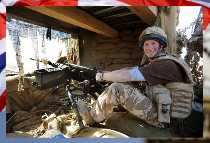 Принц Гарри стреляет из пулемёта, направленного на боевиков Талибана, 2 января 2008 года.