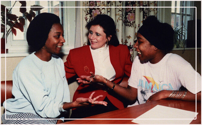 Джун и Дженнифер Гиббонс с журналисткой Марджори Уоллес во время их задержания в больнице Бродмур, май 1993 года.