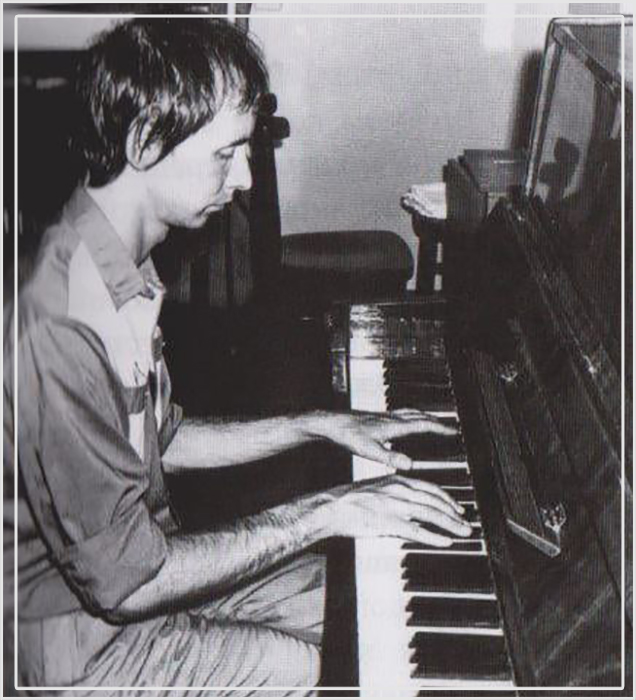 Эдмунд Шклярский за фортепиано.