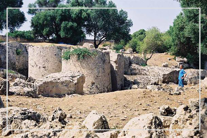 Остатки необработанных колонн для храма Селинунта в каменоломне пещеры Куза на Сицилии.