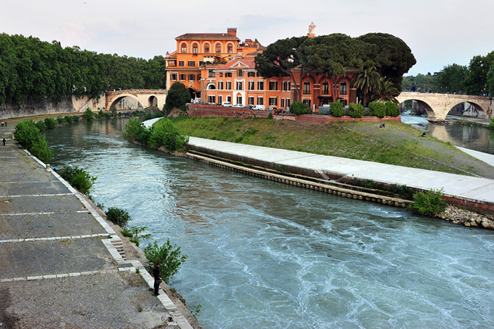 Больница Фатебенефрателли на острове реки Тибр, Рим. / Фото: Shutterstock.com