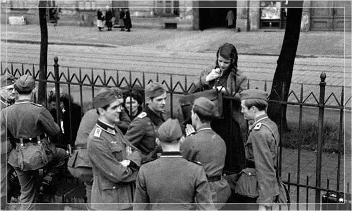 Хуберт Фуртвенглер, Ханс Шолль, Вилли Графт, неизвестный, Софи Шолль и Александр Шморель перед отъездом на Восточный Фронт. 1942 г. 