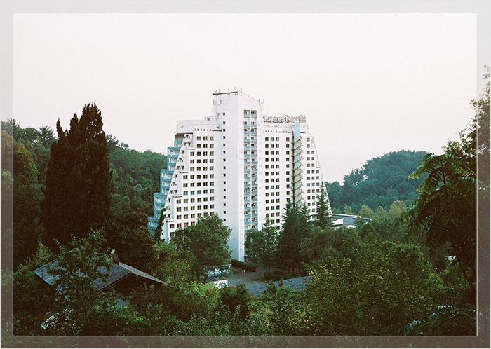 Санаторий «Белые ночи» в Сочи был построен в 1978 году.