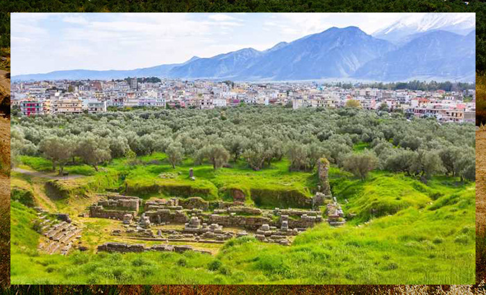 На переднем плане руины древней Спарты, на заднем плане современный город.