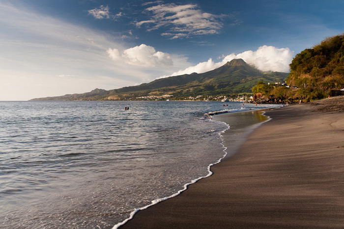 Сен-Пьер, Мартиника, сегодня. На заднем плане виден вулканический конус горы Пеле. / Фото: Shutterstock.com