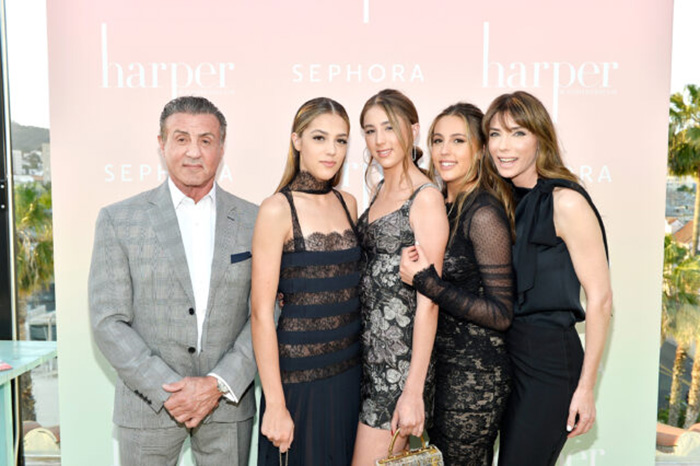 Сильвестр Сталлоне с дочерьми Систин, Скарлет, Софией и женой Дженнифер Флавин в 2017 году. / Фото: Getty Images