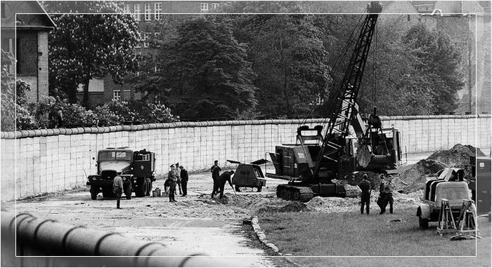 Поиск секретного туннеля под Берлинской стеной. Фото 1975 года.