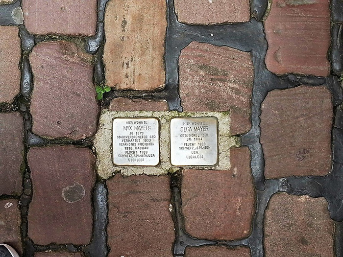 Два Столперштейна возле здания в Гейдельберге, Германия, для Макса и Ольги Майер. Они оба бежали из Германии в 1939 году через Швейцарию и Испанию в США и пережили Холокост. / Фото: Wikimedia
