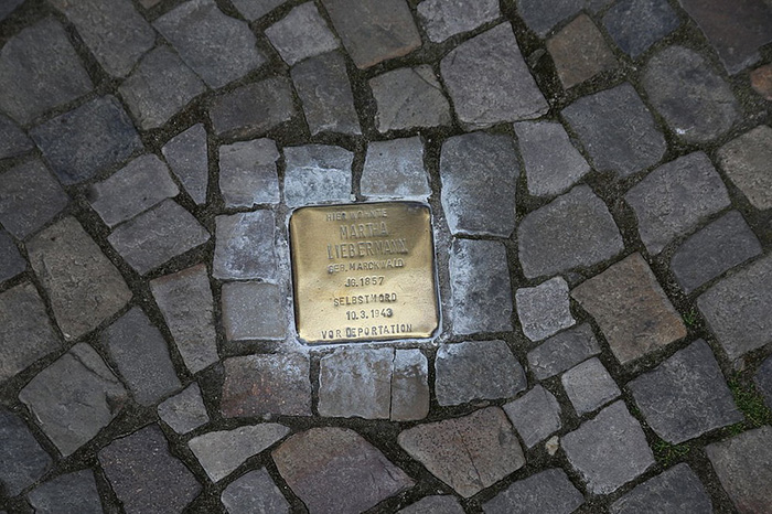 Столперштейн фрау Марты Либерманн, жены художника Макса Либерманна, на Парижской площади, 7, Берлин-Митте. / Фото: Wikimedia