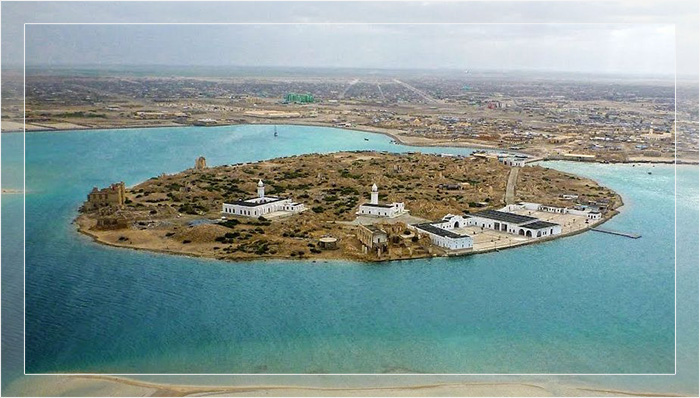 Современная фотография острова Суакин, где видны новые постройки.
