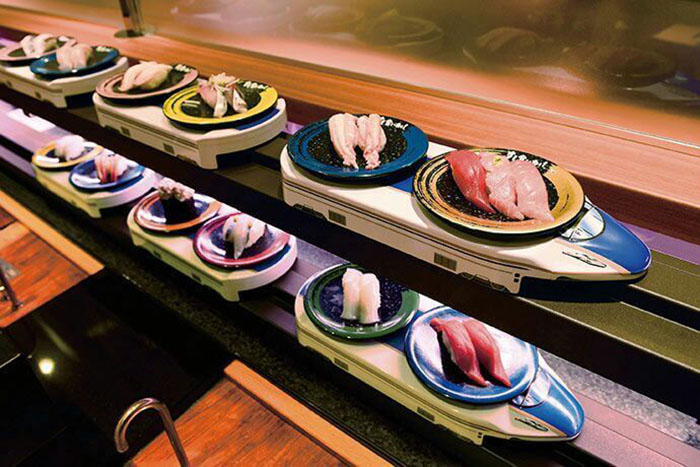 Конвейер для суши - это очень удобно. / Фото: roll-club.kh.ua