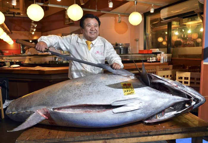 Киёси Кимура приобрёл 222-килограммового голубого тунца за 1,7 миллиона долларов. / Фото: news.sky.com