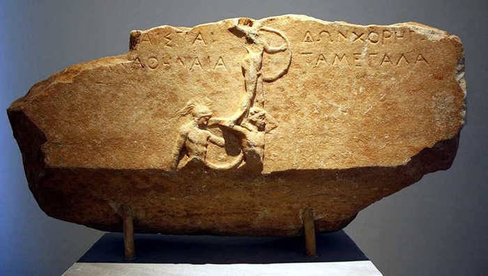 Основание с посвящением статуе (утерянной) победителей пиррова танца около 375 г. до н.э. в Национальном археологическом музее Афин. / Фото: Wikimedia Commons