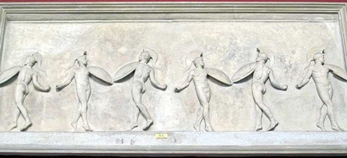 Пирров танец на рельефе первой половины I века до нашей эры, в музеях Ватикана. / Фото: Wikimedia Commons