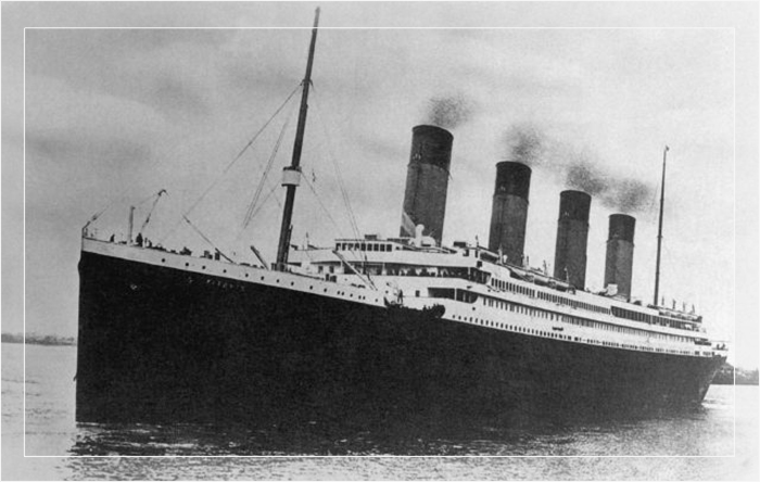 Пассажирский лайнер White Star Line RMS Titanic отправляется в свой злополучный первый рейс.