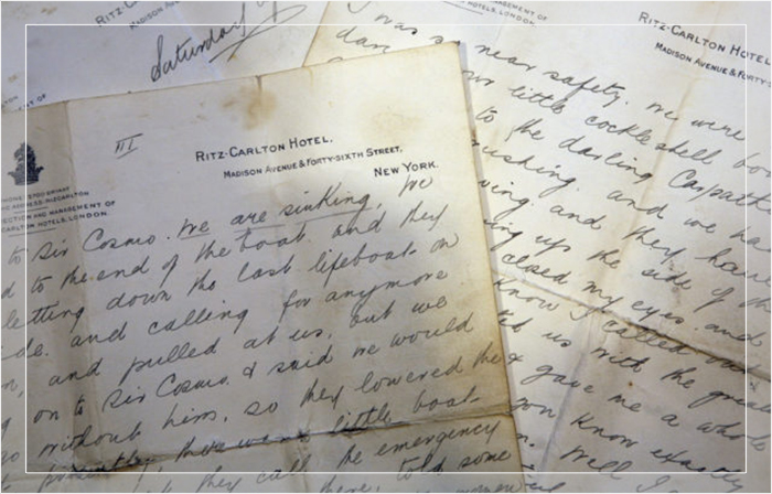 Письма мисс Мейбл Франкателли, выжившей на Титанике, представлены перед выставкой на аукцион 4 апреля 2007 года в Лондоне. 
