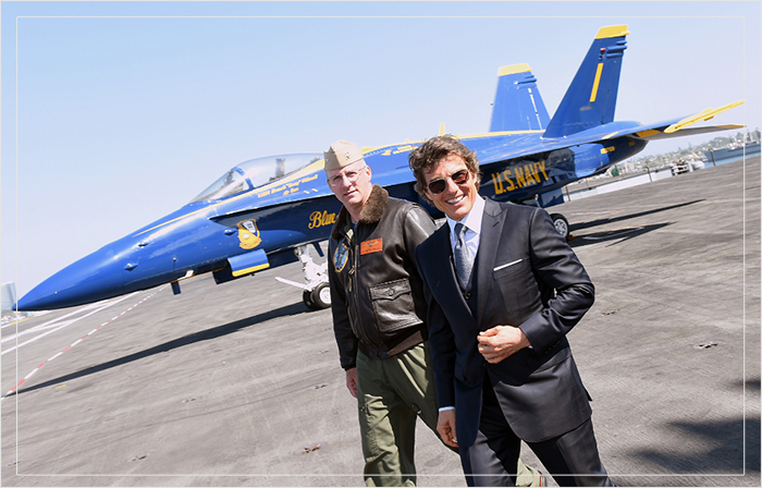 Том Круз и командир авианосца «Карл Винсон» Скотт Миллер в Сан-Диего, Калифорния, 4 мая 2022 год. 