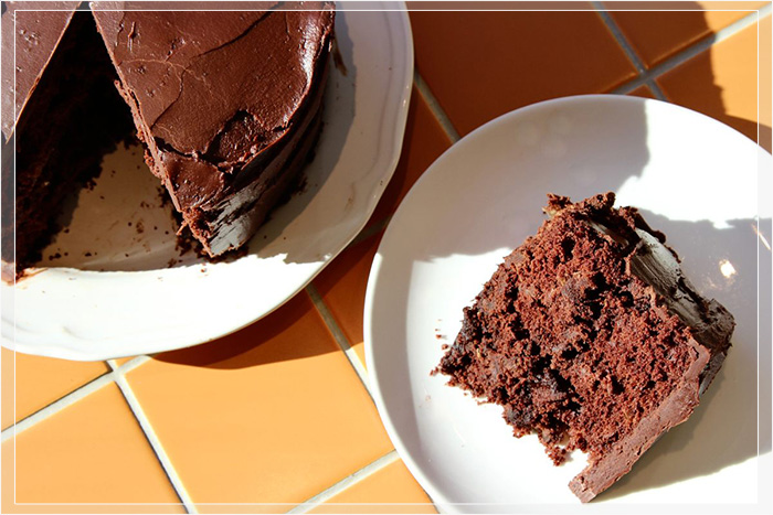 Кусочек шоколадного торта из квашеной капусты.