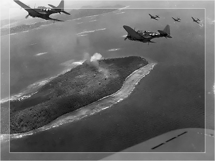 Бомбардировщики Dauntless в действии у атолла Трук, Каролинские острова.