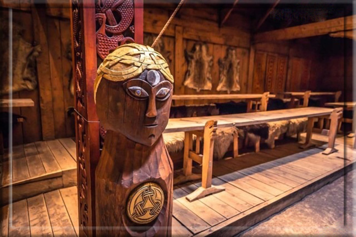 Деревянная статуя Одина в традиционном доме викингов.