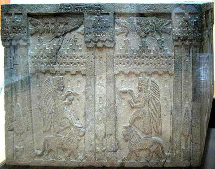 Основание колонны: бог Халди стоит на льве, держа в левой руке чашу, а в правой - наконечник копья (или растение). Правление царя Русы II (685–645 до н.э.). / Фото: commons.wikimedia.org