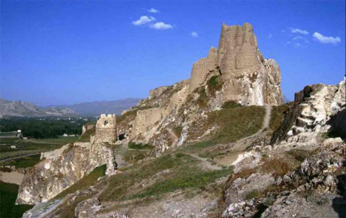 Крепость Тушпа (Ван), столица Урарту, 9-6 века до н.э. Он расположен на берегу озера Ван в восточной Турции. / Фото: commons.wikimedia.org