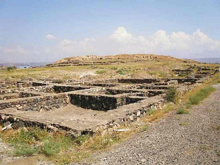 Фундаменты древних городов близ Тейшебаини  древнего царства Урарту. / Фото: commons.wikimedia.org