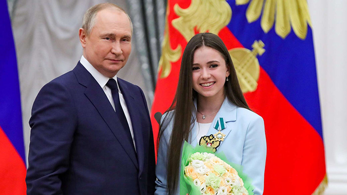 Талантливая фигуристка была награждена президентом России Владимиром Путиным. / Фото: mirror.co.uk
