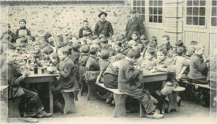 Школьный обед в Эвре около 1900 года.