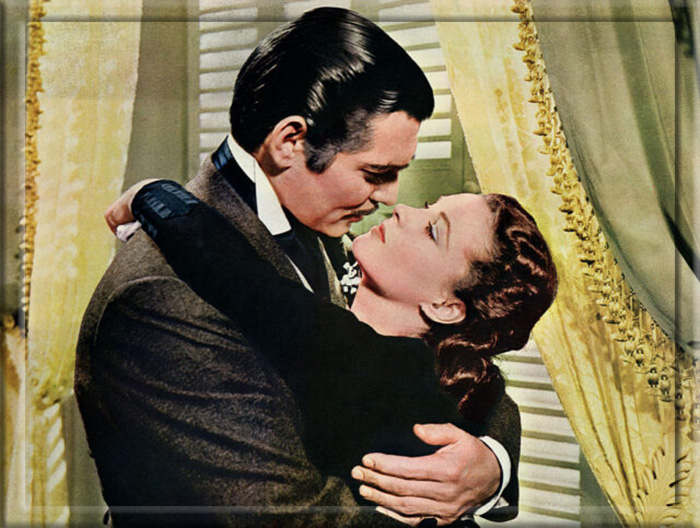 Кларк Гейбл в роли Ретта Батлера обнимает Вивьен Ли в роли Скарлетт О'Хара в знаменитой сцене из фильма «Унесённые ветром», 1939 год.