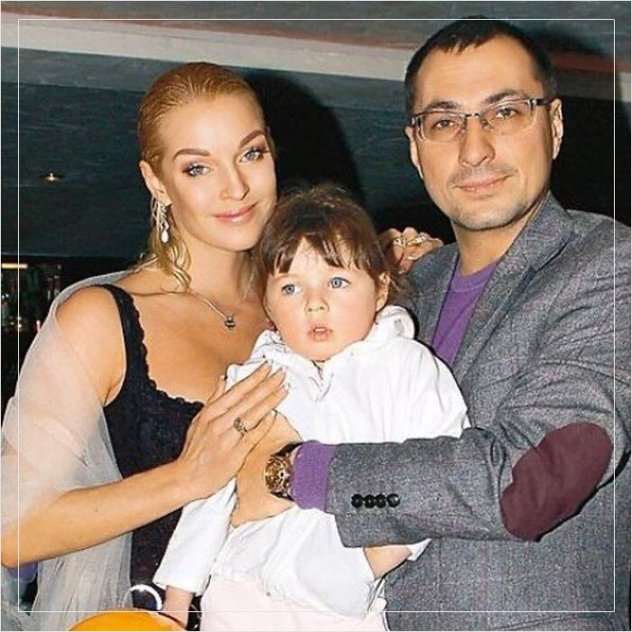 Анастасия Волочкова и Игорь Вдовин с дочерью Ариадной.
