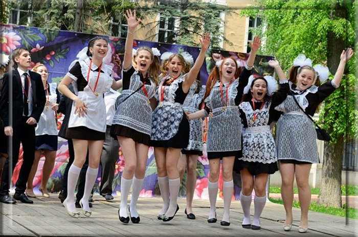Выпускницы любят наряжаться в советскую парадную школьную форму.