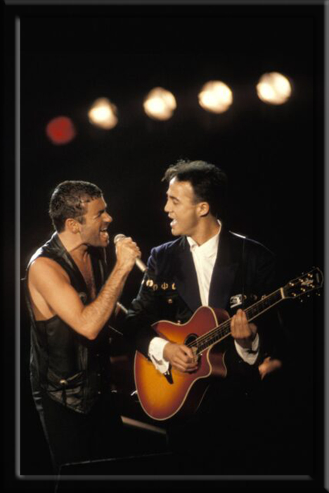 Джордж Майкл и Эндрю Риджли из бывшей группы Wham! выступают на сцене 27 января 1991 года на фестивале Rock in Rio, Бразилия.