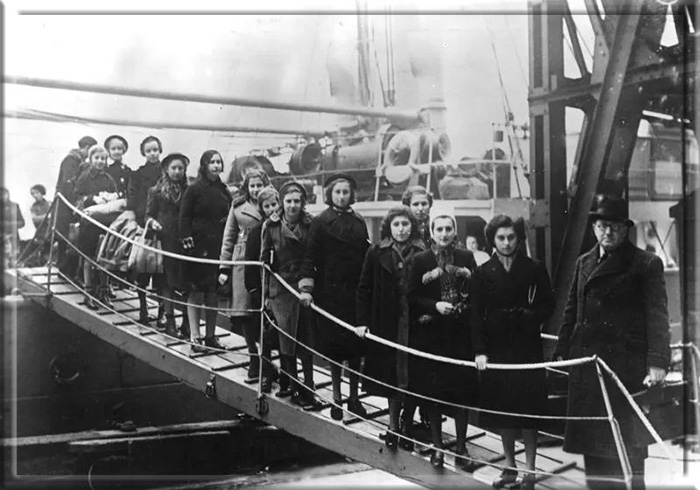 Польские дети прибывают в Лондон на детском транспорте, февраль 1939 года.