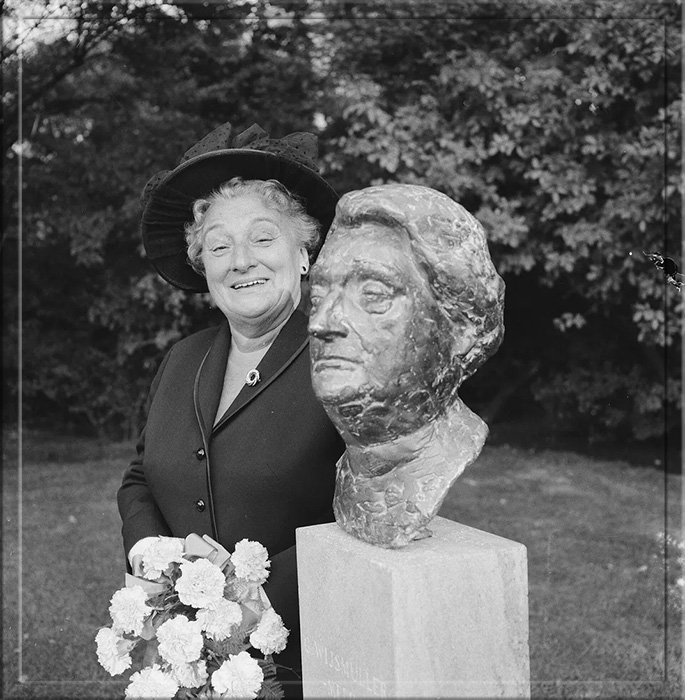 Вайсмюллер позирует рядом со своей статуей в 1965 году.