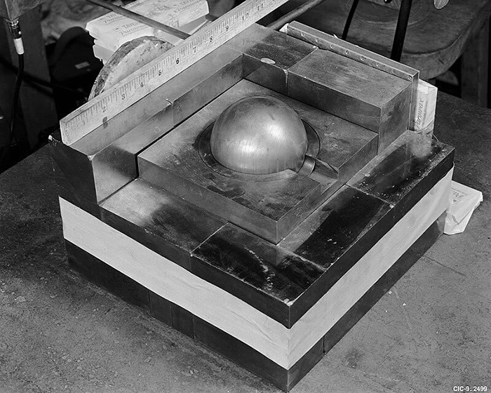 Копия ядра демона в макете установки, использованной одним из физиков во время фатального эксперимента. / Фото: amusingplanet.com