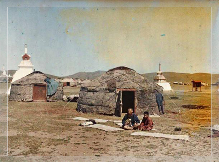 Юртовые лагеря устраивались по-разному, исходя из потребностей и того, кто кочевал. Фотография 1913 года.