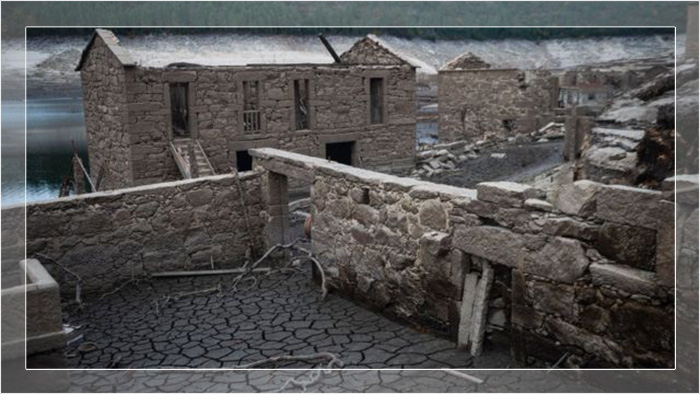 Так выглядят обычно затопленные руины деревни Асередо на северо-западе Испании, 15 февраля 2022 год. 