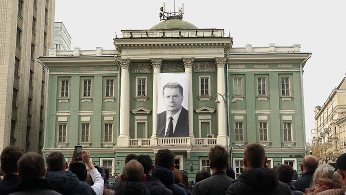 Фотография Владимира Жириновского на Доме Союзов в день его похорон. / Фото: iz.ru