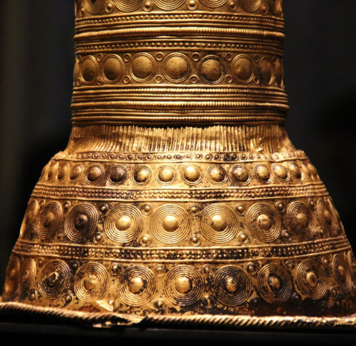 Крупный план Берлинской золотой шляпы демонстрирует передовые знания в металлургии эпохи бронзового века. / Фото: Wikimedia Commons 