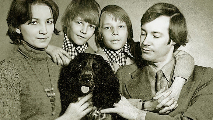 Владимир Конкин с женой Аллой и сыновьями. / Фото: uznayvse.ru