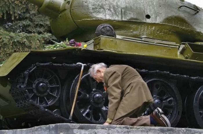Ветеран около танка Т 34-85, на котором он воевал во время Великой Отечественной войны.