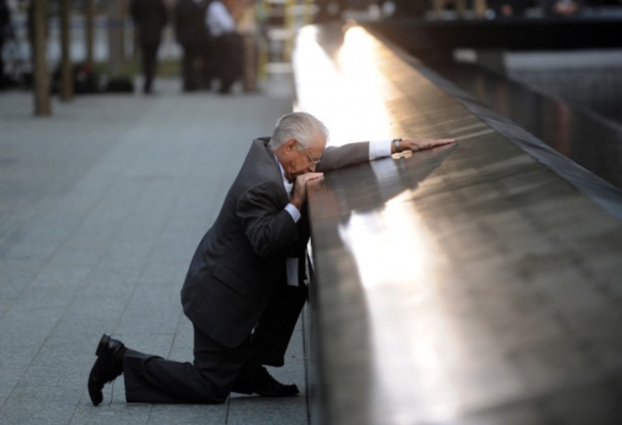 Отец погибшего сына у мемориала 9/11 во время десятых ежегодных церемоний памяти на территории Всемирного торгового центра.