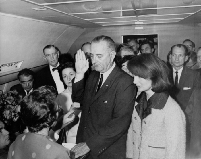 Жаклин Кеннеди на присяге Линдона Джонсона при вступлении в должность президента США. Сразу после гибели мужа.