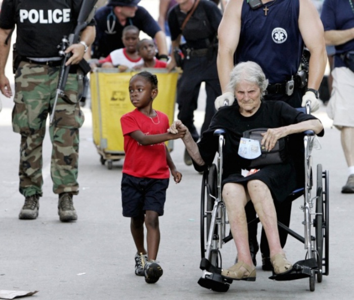 Таниша Блевин, 5 лет, держит за руку пострадавшую от урагана «Катрина» Ниту Лагард, 105 лет.