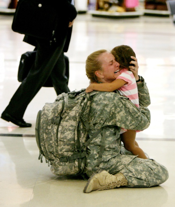 Встреча матери со своей дочерью после службы в Ираке.