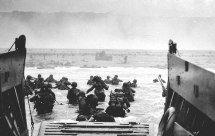 Войска армии США высаживаются на берег во время дня «Д». Нормандия, 6 июня 1944 года.